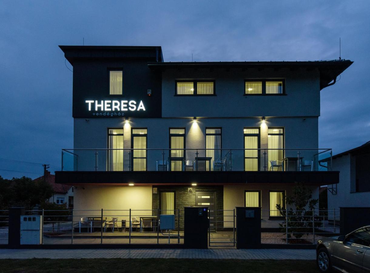 Theresa Vendeghaz 키슈쿤머이셔 외부 사진